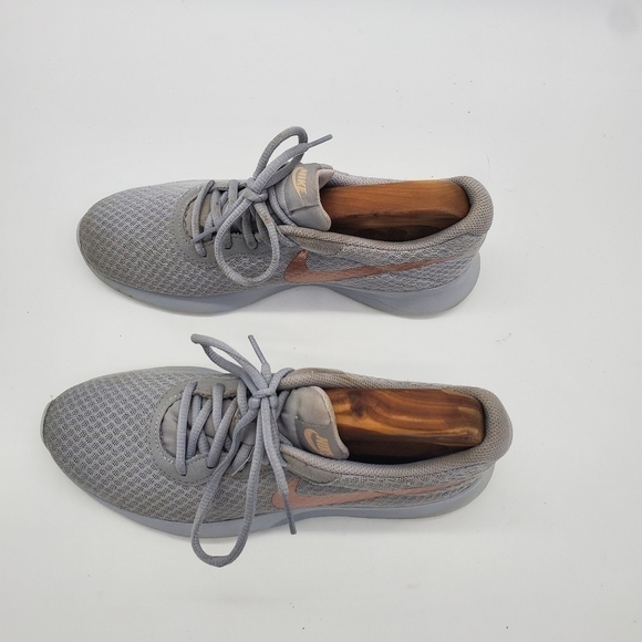 Nike Tanjun Gray Rose Gold Metallic Running Training Shoes Womens Size 8 - Picture 9 of 11